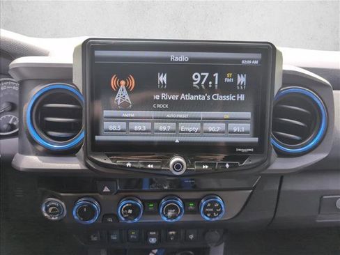 Used 2018 Toyota Tacoma TRD Sport w/ Technology Package image 13