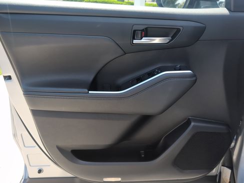 Certified 2024 Toyota Highlander XLE image 13