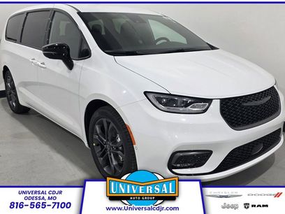 New 2026 Chrysler Pacifica Select