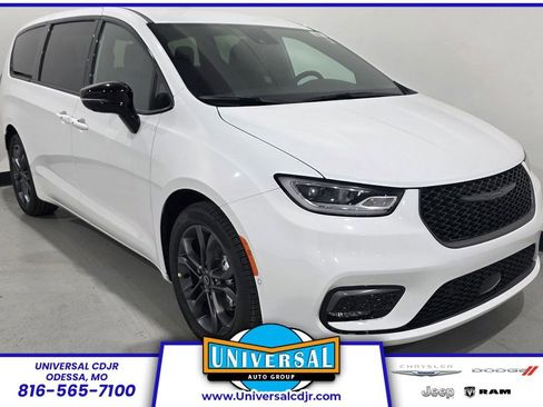 New 2026 Chrysler Pacifica Select image 1