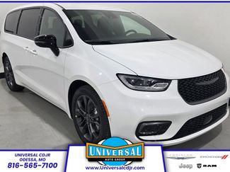 New 2026 Chrysler Pacifica Select video 1