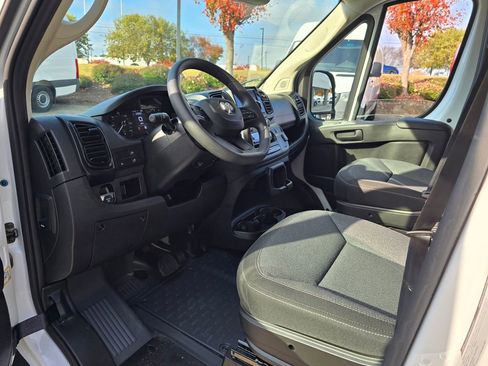 Used 2025 RAM ProMaster 2500 w/ Convenience Group image 32