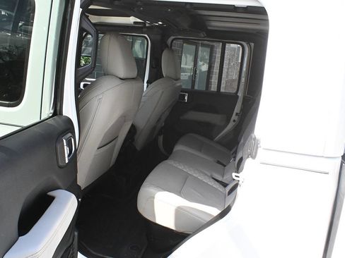 Used 2023 Jeep Gladiator Overland AWD/4WD image 9