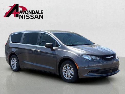 Used 2023 Chrysler Voyager LX FWD image 4