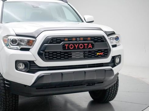 Used 2022 Toyota Tacoma SR5 AWD/4WD image 9