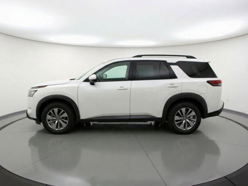 Used 2025 Nissan Pathfinder SV image 5