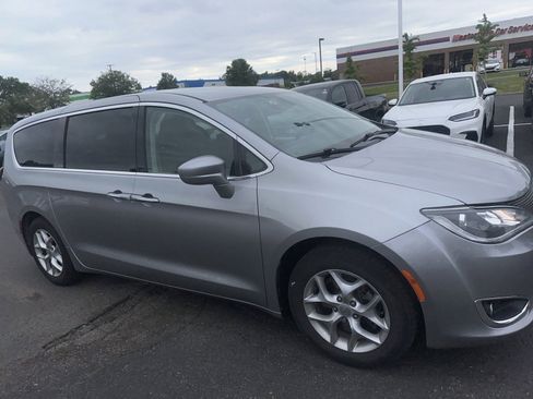 Used 2019 Chrysler Pacifica Touring Plus w/ Tire & Wheel Group FWD image 20