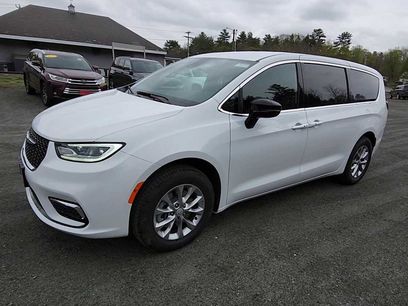 New 2026 Chrysler Pacifica Select