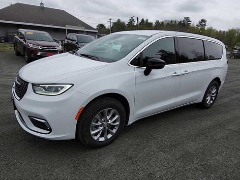 New 2026 Chrysler Pacifica Select AWD/4WD image 4