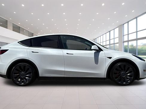Used 2022 Tesla Model Y Performance AWD/4WD image 3