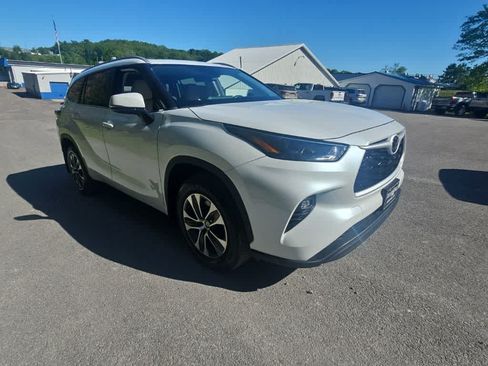 Used 2024 Toyota Highlander XLE AWD/4WD image 7