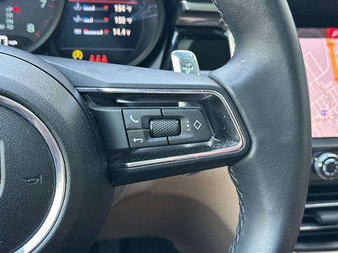 Used 2025 Porsche Macan image 27