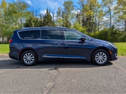 Used 2018 Chrysler Pacifica Touring-L Plus FWD image 4