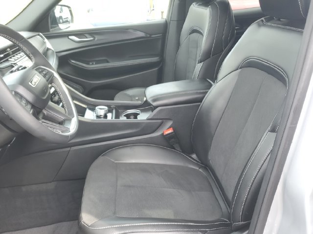Used 2025 Jeep Grand Cherokee L Altitude AWD/4WD image 23