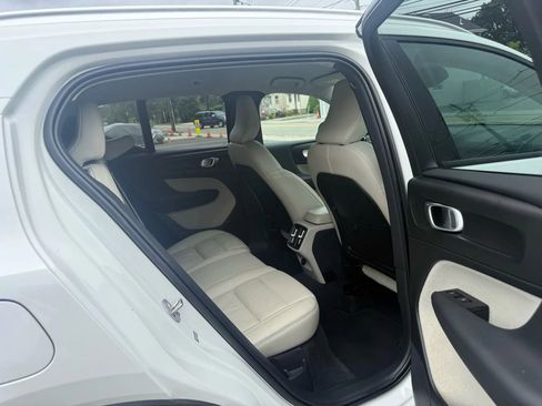 Used 2022 Volvo XC40 T5 Momentum image 26