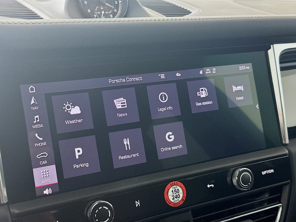 Certified 2025 Porsche Macan AWD/4WD image 15