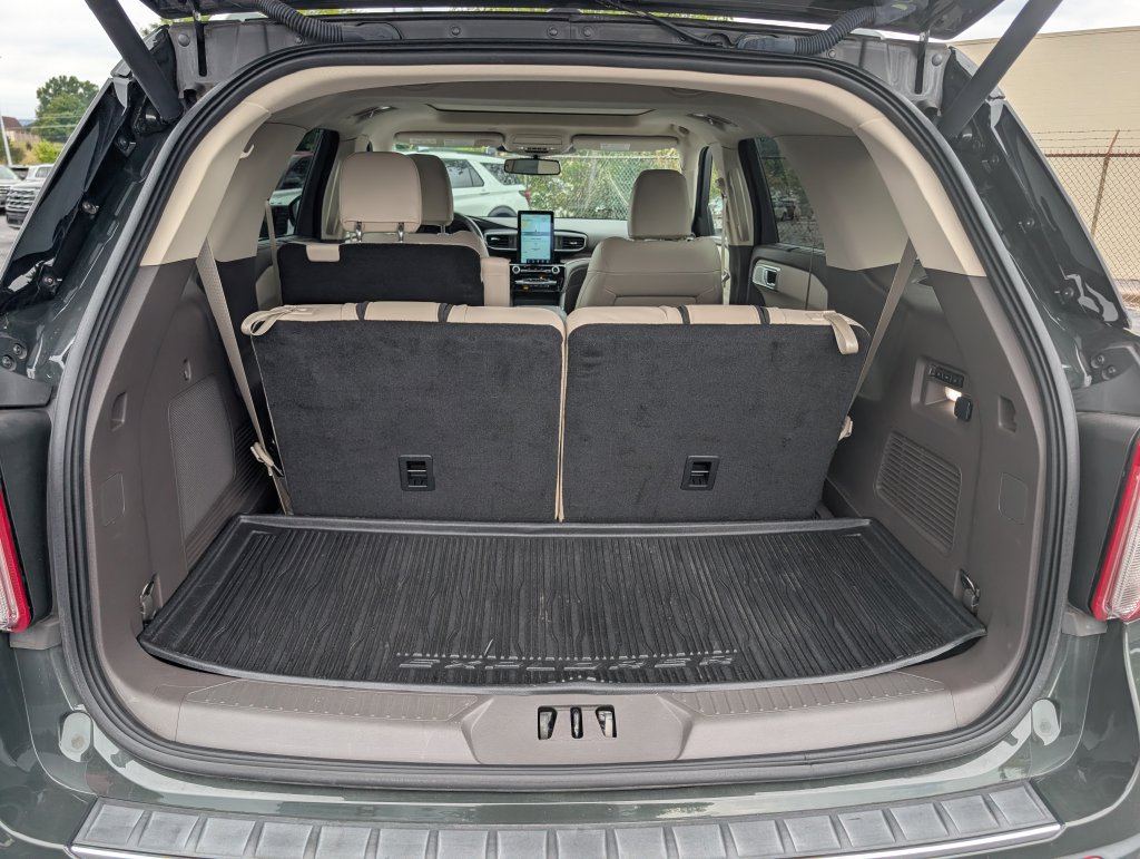 Used 2023 Ford Explorer Platinum w/ Technology Package AWD/4WD image 9