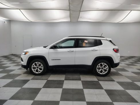 Used 2025 Jeep Compass Latitude w/ Sun & Sound Group AWD/4WD image 4