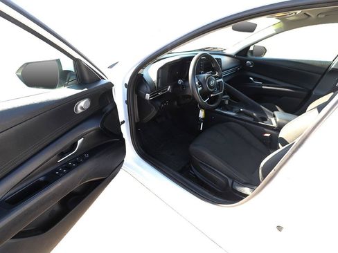 Used 2021 Hyundai Elantra SE FWD image 11