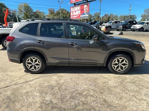 Used 2023 Subaru Forester Premium image 4