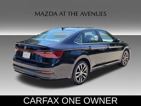 Used 2025 Volkswagen Jetta SE FWD image 4