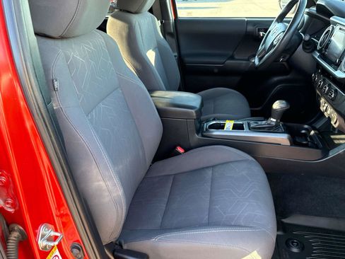 Used 2018 Toyota Tacoma TRD Off-Road w/ Technology Package AWD/4WD image 16