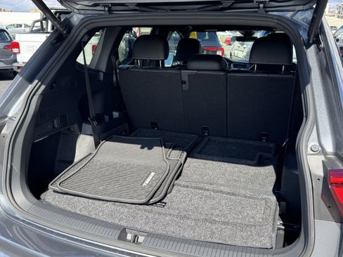 Used 2024 Volkswagen Tiguan SE R-Line image 40