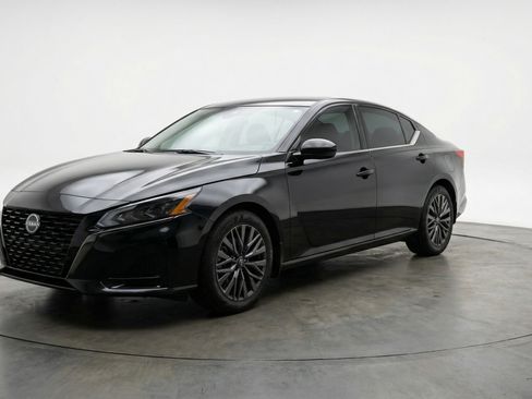 Used 2025 Nissan Altima 2.5 SV FWD image 3