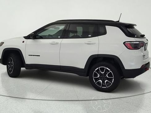 Used 2025 Jeep Compass Trailhawk AWD/4WD image 3