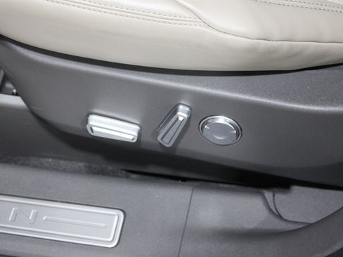 Used 2025 Lincoln Nautilus Premier AWD/4WD image 5