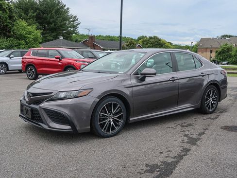 Used 2023 Toyota Camry SE AWD/4WD image 3