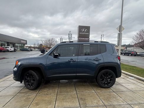 Used 2023 Jeep Renegade Altitude w/ Sun/Sound Group AWD/4WD image 4