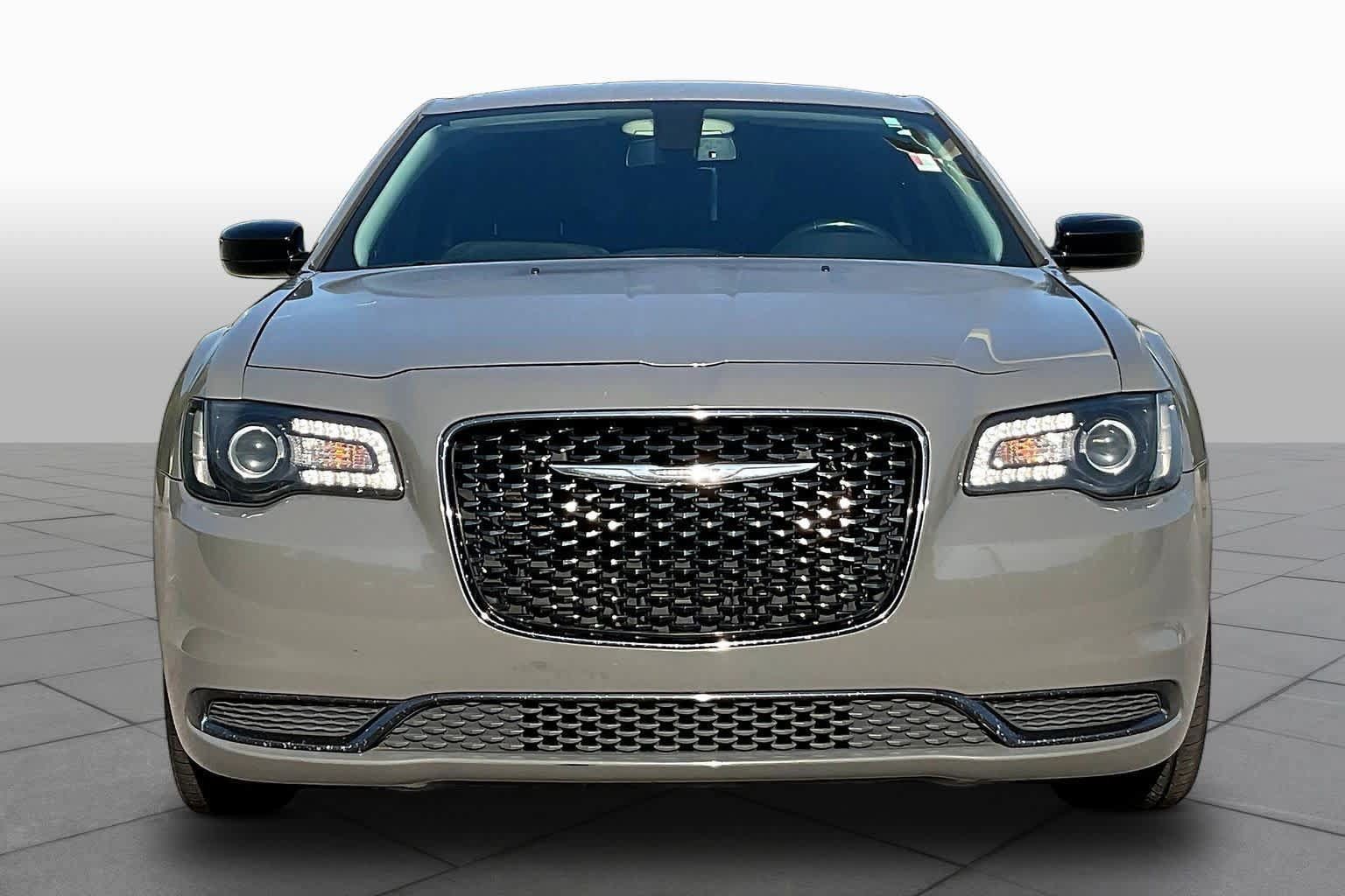 Used 2019 Chrysler 300 Touring w/ Sport Appearance Package RWD image 4