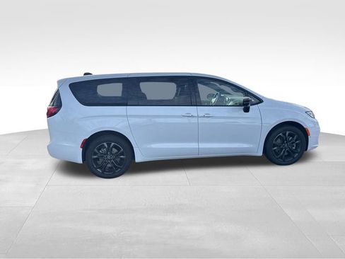 New 2026 Chrysler Pacifica Select image 7
