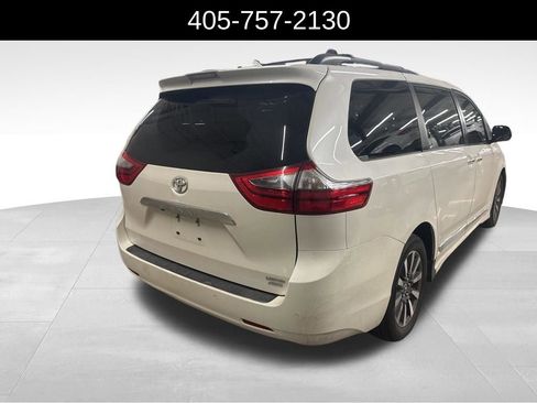 Used 2020 Toyota Sienna Limited Premium image 3