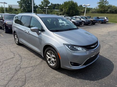 Used 2018 Chrysler Pacifica Limited FWD image 4