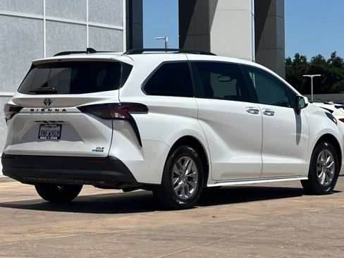 Certified 2024 Toyota Sienna XLE FWD image 4