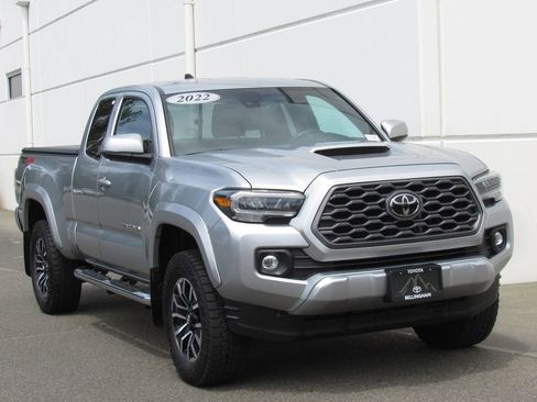 Used 2022 Toyota Tacoma TRD Sport w/ TRD Premium Sport Package AWD/4WD image 2
