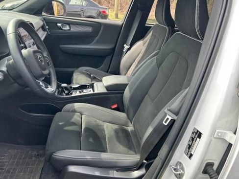 Used 2023 Volvo XC40 B5 Plus w/ Protection Package Premier AWD/4WD image 3