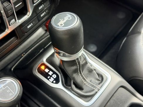 Used 2018 Jeep Wrangler Unlimited Sahara image 17