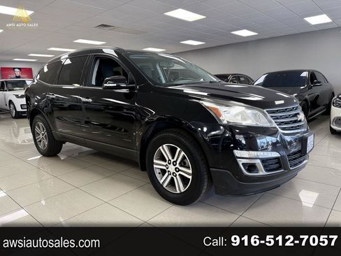 Used 2017 Chevrolet Traverse LT FWD image 1