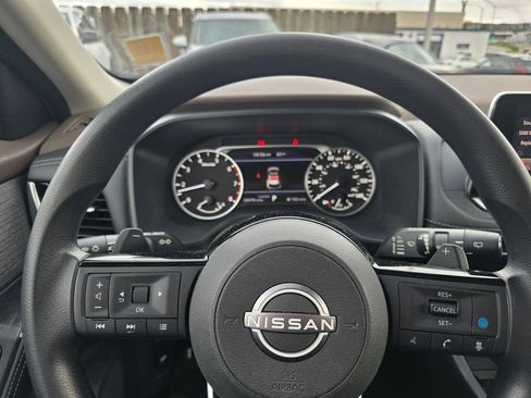 Used 2023 Nissan Rogue SV image 8