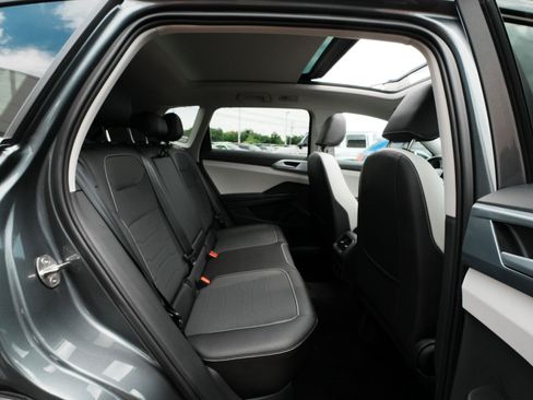 Used 2025 Volkswagen Taos SE w/ Panoramic Sunroof Package AWD/4WD image 37