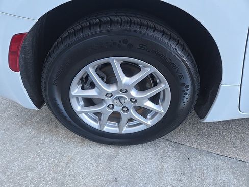 Used 2025 Chrysler Pacifica Select image 21