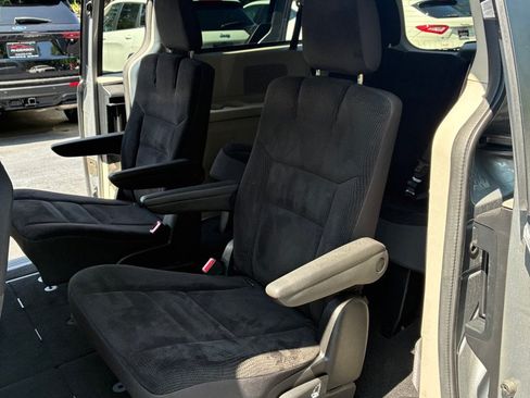 Used 2019 Dodge Grand Caravan SE FWD image 19