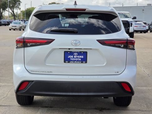 Used 2025 Toyota Highlander LE FWD image 8