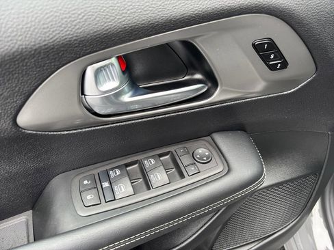 Used 2025 Chrysler Pacifica Select image 24