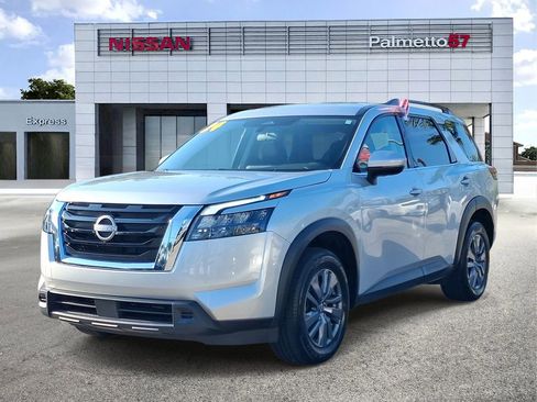 Certified 2024 Nissan Pathfinder SV FWD image 3