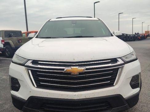 Used 2023 Chevrolet Traverse LT image 2