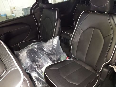 New 2026 Chrysler Pacifica Limited w/ S Appearance Package image 29